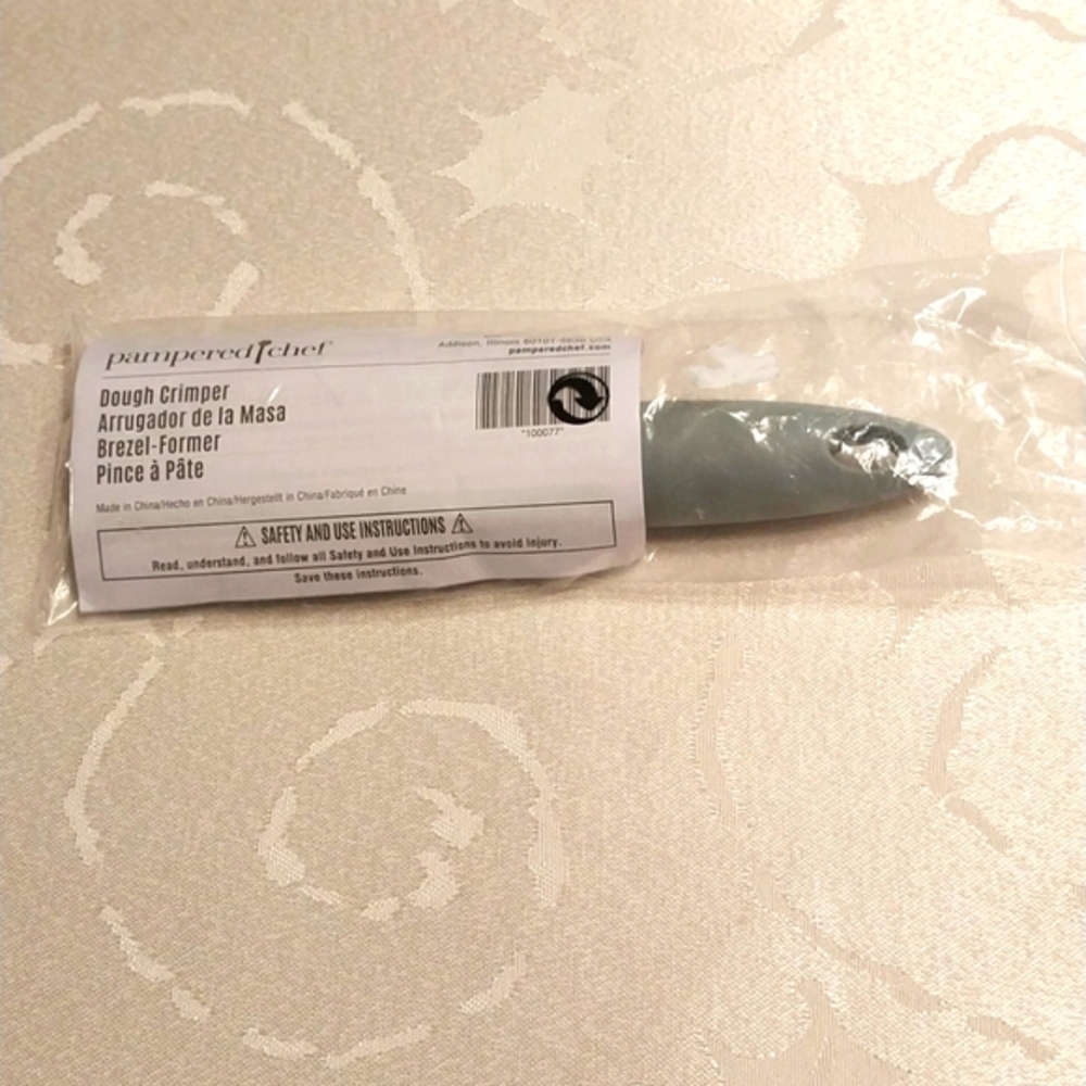 Pampered Chef Dough Crimper #100077 New in Bag Instruction Booklet